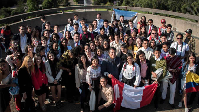 Los jóvenes participantes posaron en una fotografía colectiva una vez culminado el seminario realizado en la sede de la CEPAL en Santiago de Chile.