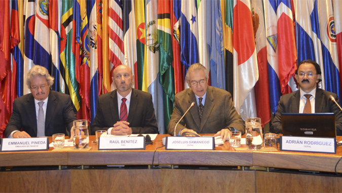 Joseluis Samaniego, Director de la División de Desarrollo Sostenible y Asentamientos Humanos de la CEPAL, destacó la importancia de los sectores agrícola y forestal para la mitigación de las emisiones de carbono, y la seguridad social y alimentaria. Joseluis Samaniego, Director de la División de Desarrollo Sostenible y Asentamientos Humanos de la CEPAL, junto a Adrián Rodríguez, jefe de la Unidad de Desarrollo Agrícola del organismo de Naciones Unidas, Raúl Benítez, representante regional de la FAO y Emmanuel Pineda, de la Embajada de Francia en Chile.
