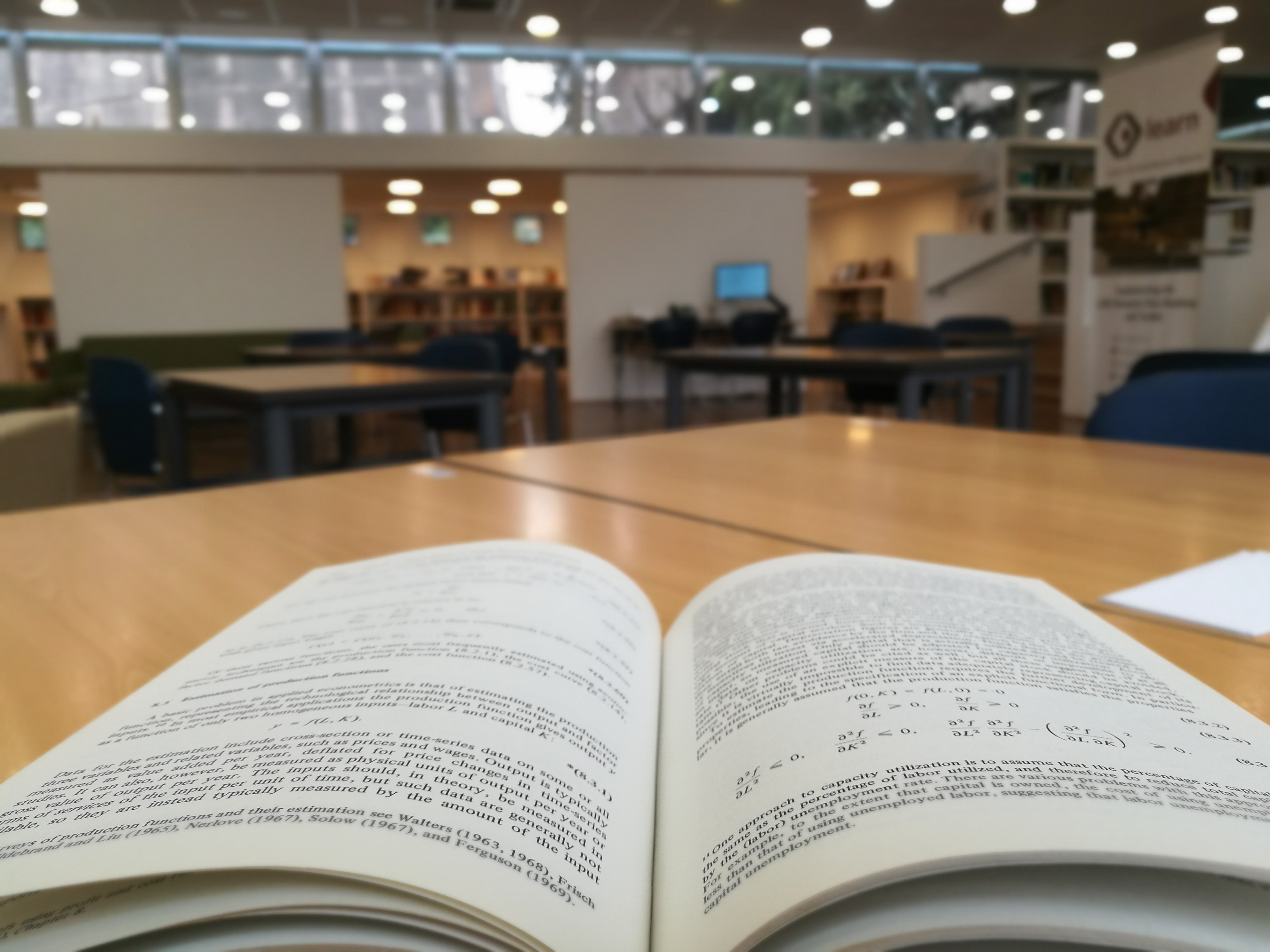 Fotografía de la sala de lectura de la biblioteca