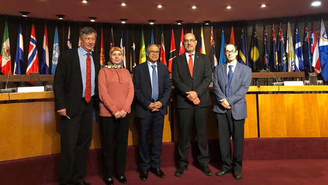 La conferencia magistral tuvo lugar en la sala Raúl Prebisch de la sede de la CEPAL en Santiago, Chile.