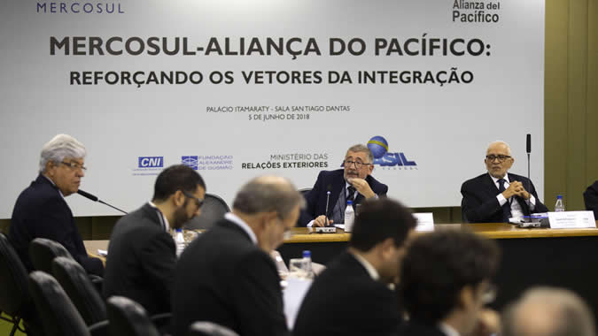 Mario Cimoli, Secretario Ejecutivo Adjunto a.i. de la CEPAL (al centro), durante su presentación en el seminario realizado en Brasilia.