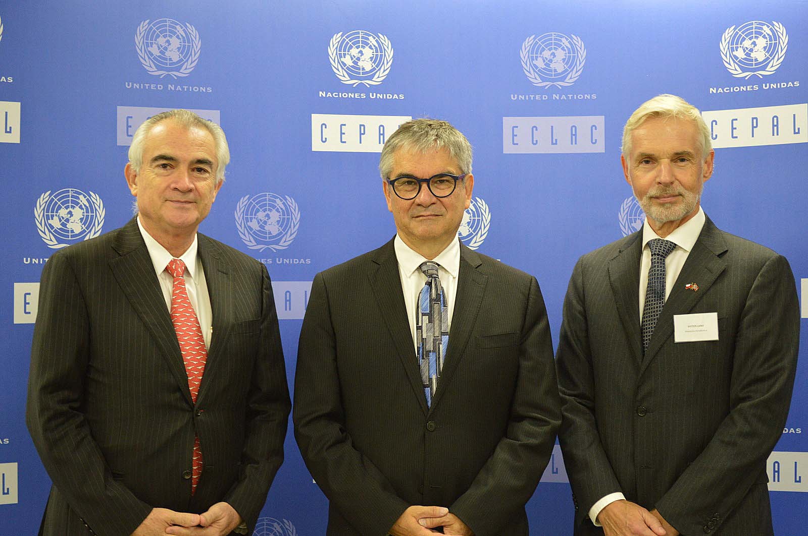 De izquierda a derecha: José Manuel Salazar-Xirinachs, Secretario Ejecutivo de la CEPAL; Mario Marcel, Ministro de Hacienda de Chile; y Jostein Leiro, Embajador de Noruega en Chile. foto de participantes en la reunión