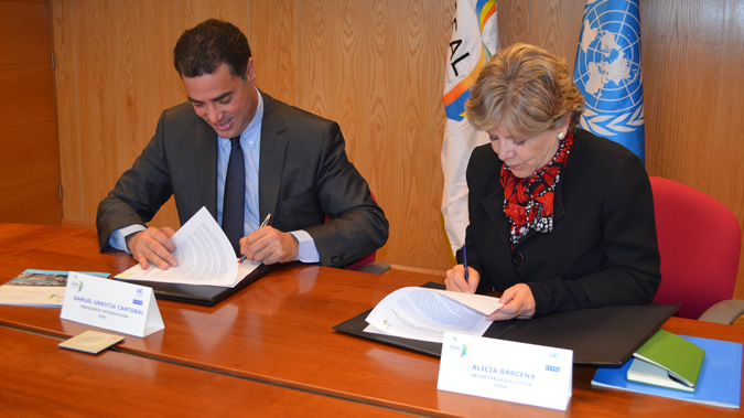 Alicia Bárcena, y el Presidente del CEAL, Samuel Urrutia firman convenio