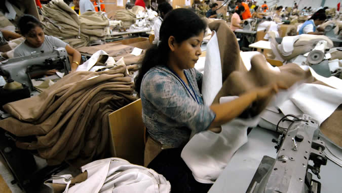 foto de una mujer trabajando en una fábrica