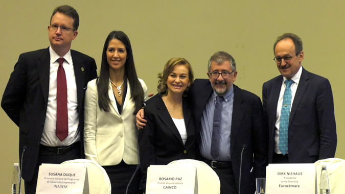 foto grupal de los participantes en la inauguración de la reunión