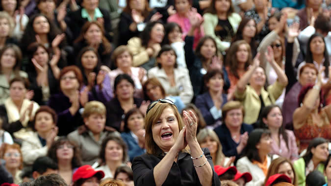 Mujeres aplauden durante un mitin electoral.