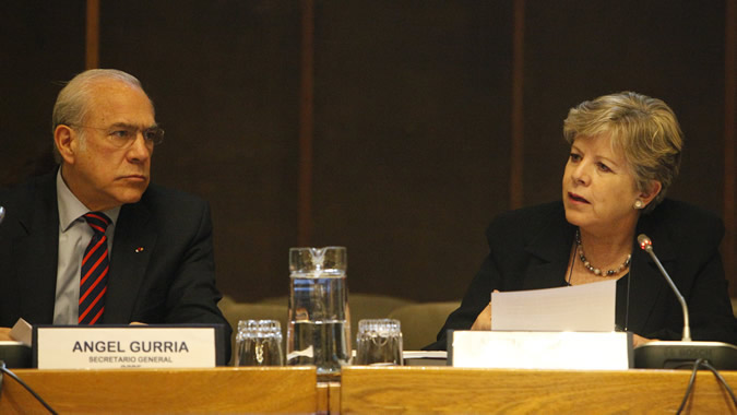 Alicia Bárcena, Secretaria Ejecutiva de la CEPAL, y Angel Gurría, Secretario General de la OCDE.