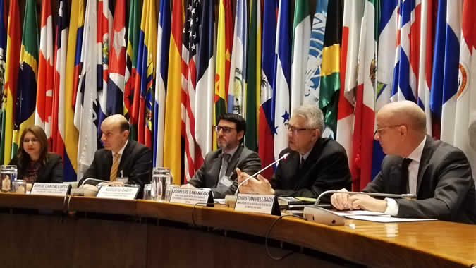 De izquierda a derecha: Jeannette Sánchez, Directora de la División de Recursos Naturales de la CEPAL; Jorge Cantallopts, Vicepresidente Ejecutivo de Cochilco; Augusto Cauti, Viceministro de Minas de Perú; Joseluis Samaniego, Director de la División de Desarrollo Sostenible y Asentamientos Humanos de la CEPAL; y Christian Hellbach, Embajador de la República Federal de Alemania en Chile.