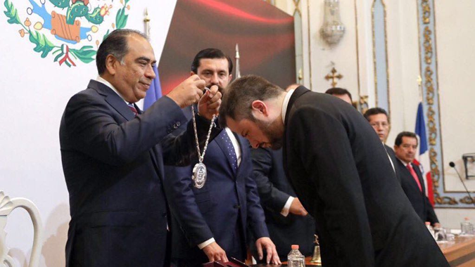 A nombre de la Secretaria Ejecutiva de la CEPAL, recibió la presea su hijo Eduardo de la Torre Bárcena.