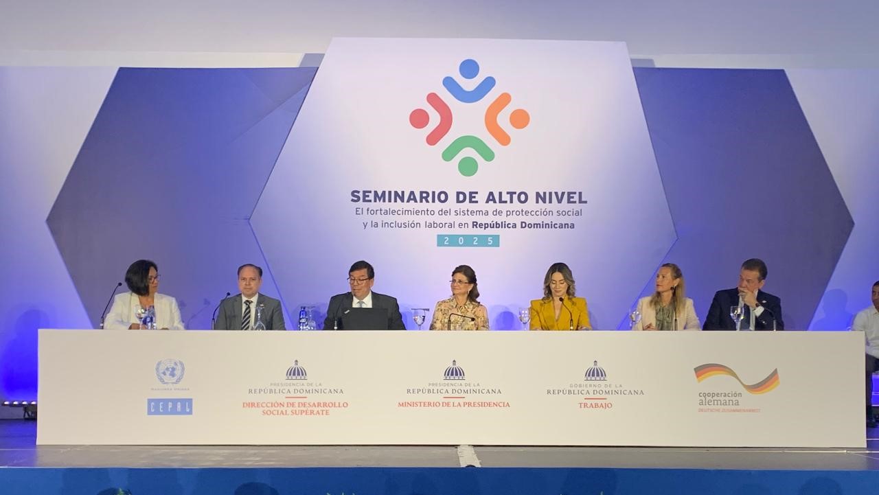 personas sentadas en una mesa
