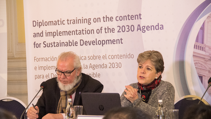 Alicia Bárcena, Secretaria Ejecutiva de la CEPAL junto al Director de la Academia Diplomática de Chile, Juan Somavía.