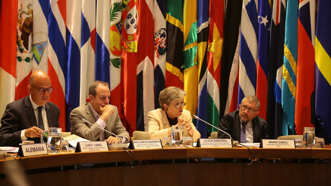 De derecha a izquerda, Marío Cimoli, Secretario Ejecutivo Adjunto a.i. de la CEPAL; Alicia Bärcena, Secretaria Ejecutiva de la CEPAL; Raúl Garcia-Buchaca, Secretario Ejecutivo Adjunto para Administración y Programas de la CEPAL, y Luis F. Yáñez, Secretario de la Comisión.