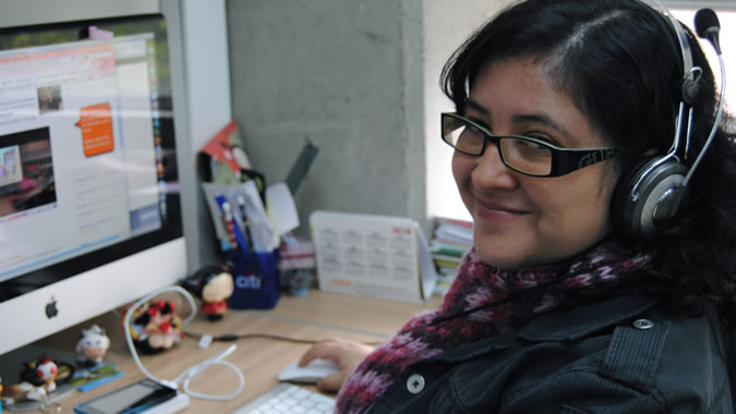 Foto de una mujer usando un computador