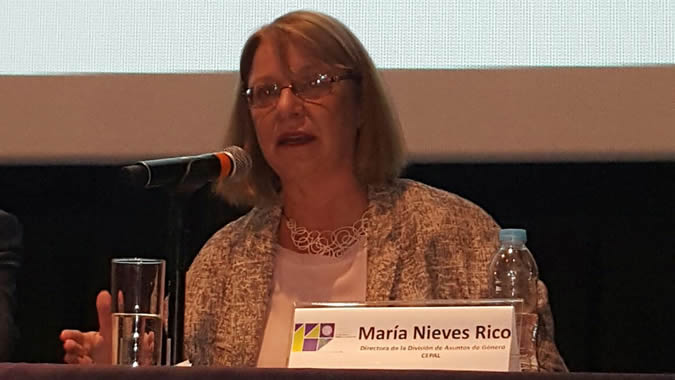 foto de María Nieves Rico, Directora de la División de Asuntos de Género, durante la reunión de especialistas en México.