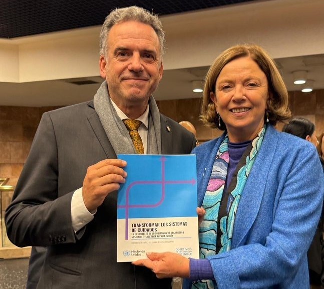 La CEPAL entregó al Presidente Yamandú Orsi la publicación "Transformar los sistemas de cuidado"