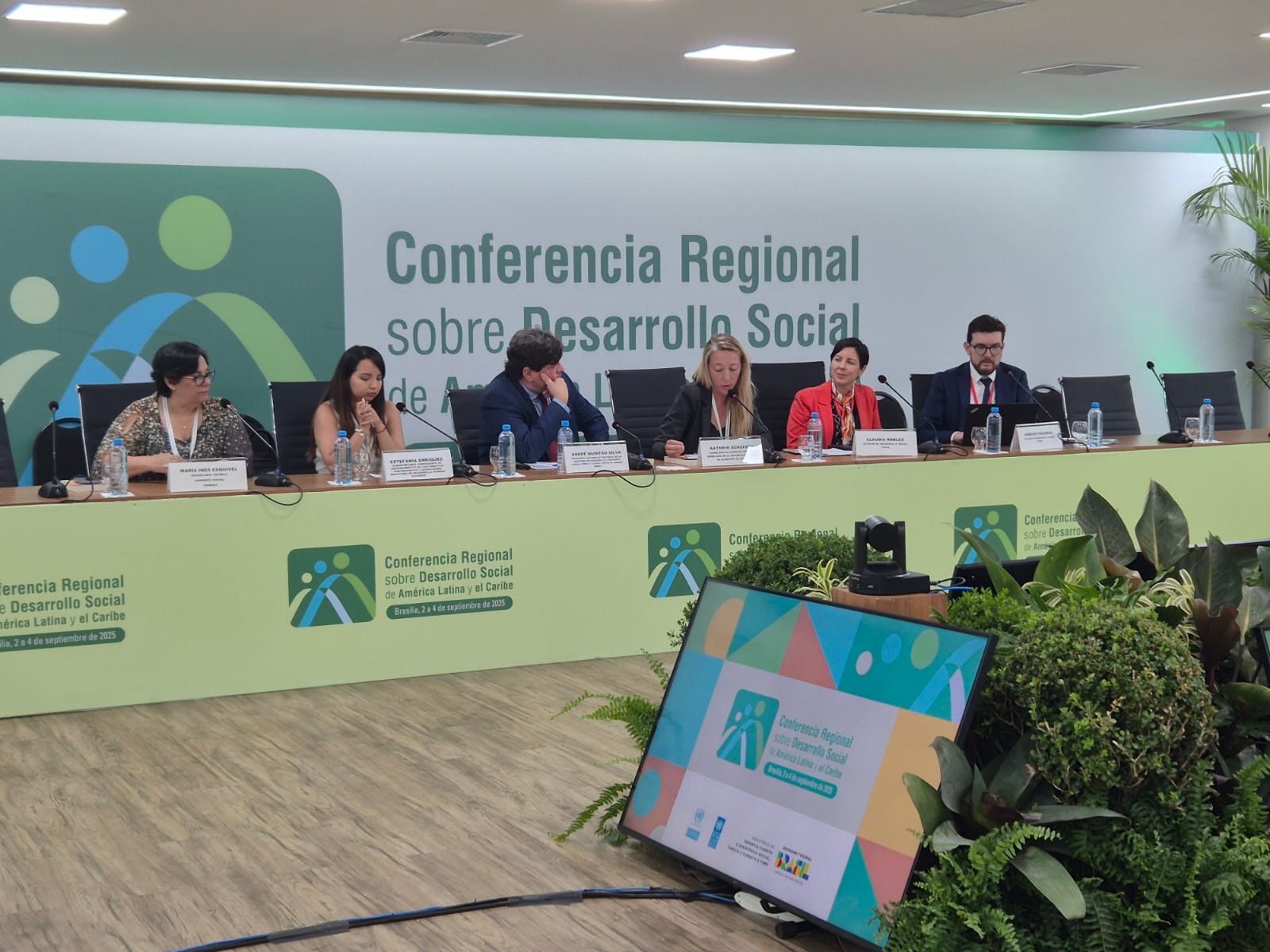 grupo de personas en cabecera de mesa