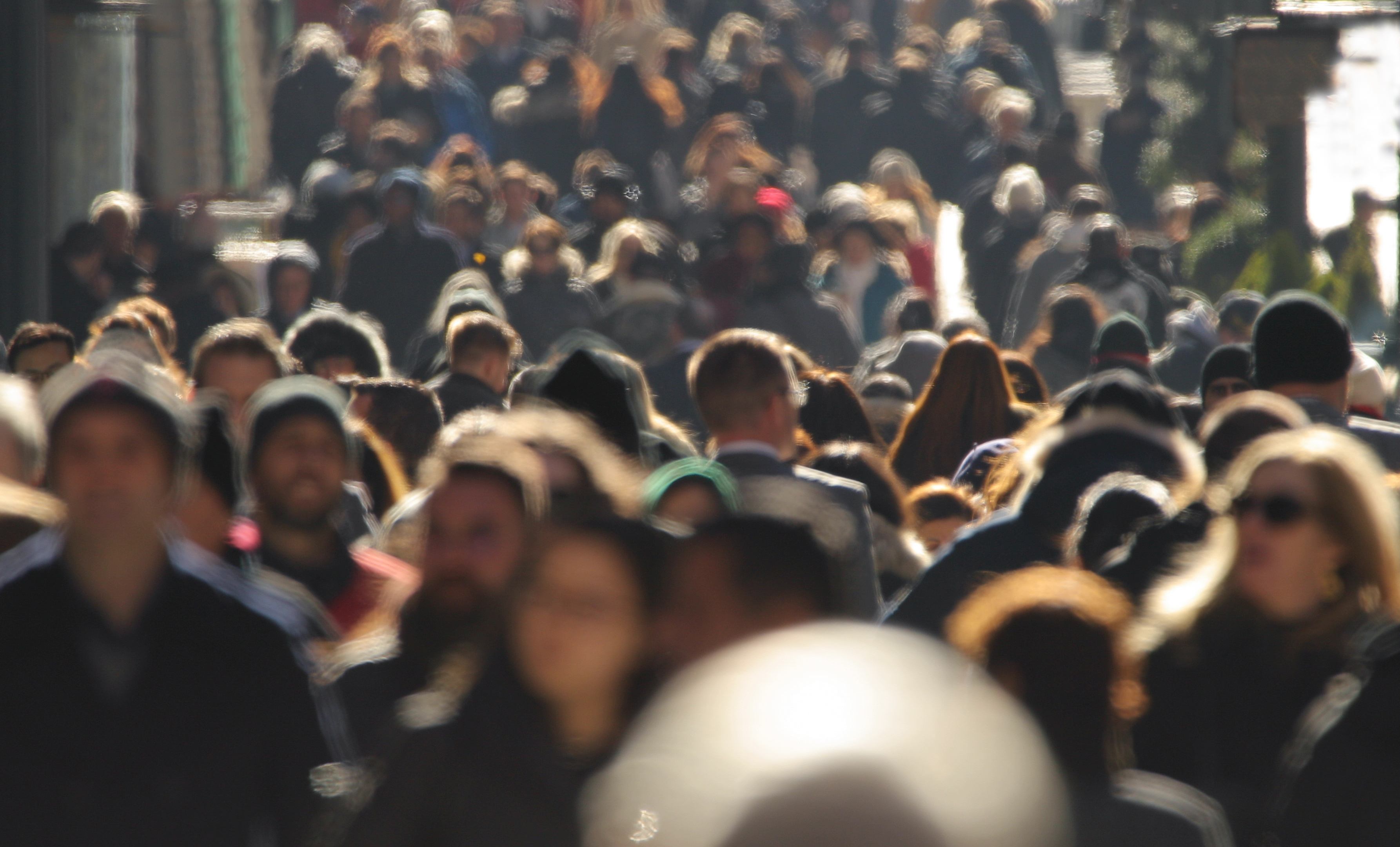 Imagen de gente caminando.