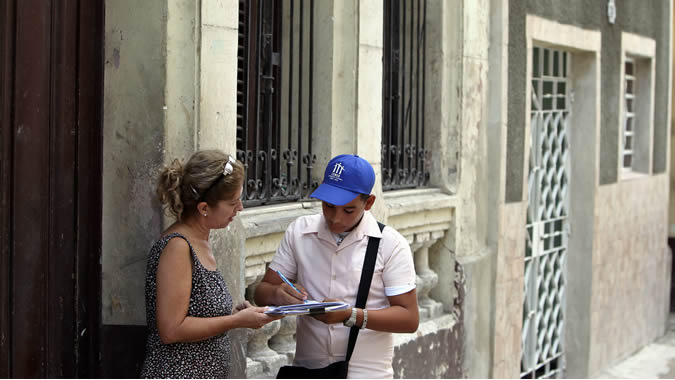 foto de un encuestador que entrevista a una habitante de La Habana (Cuba) durante el censo realizado en el país en 2012.