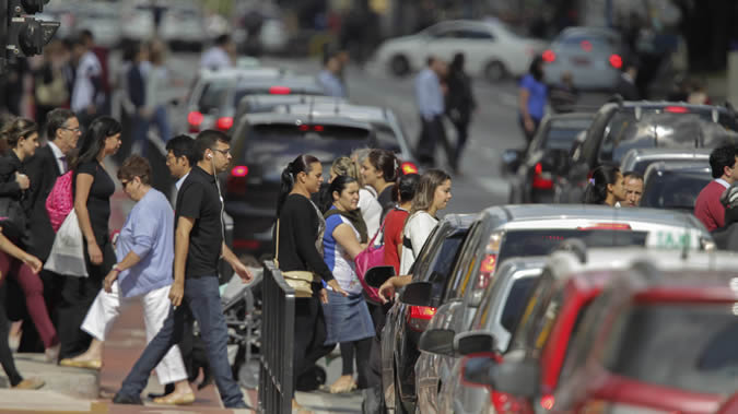 Imagen de personas cruzando la calle.