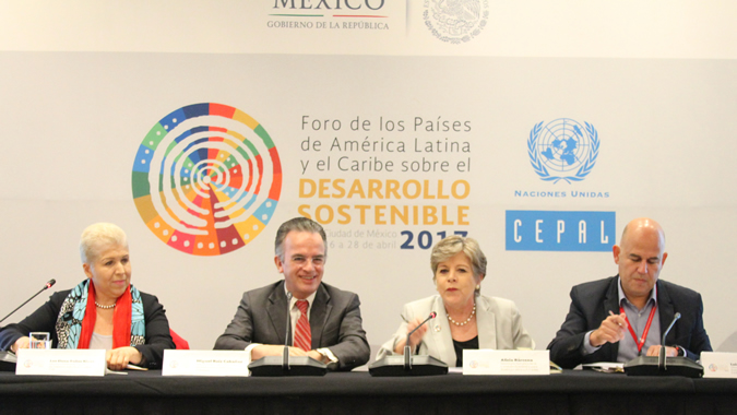 Imagen de la testera durante la reunión con la sociedad civil en el marco de la primera reunión del Foro de los Países de América Latina y el Caribe sobre el Desarrollo Sostenible.
