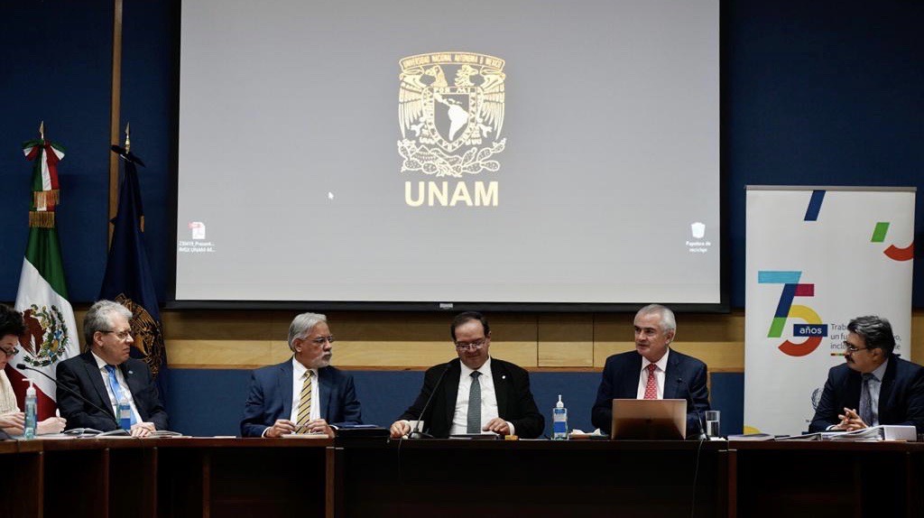 Fotografía del Secretrio Ejecutivo de la CEPAL durante conferencia en la UNAM.