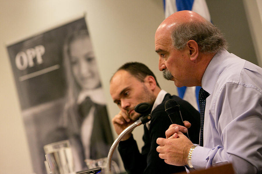 Foto de dos personas presentando el Informe de la Oficina de la CEPAL en Montevideo