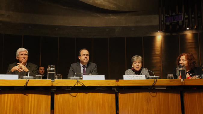 La Secretaria Ejecutiva de la CEPAL, Alicia Bárcena (al centro), junto al Ministro de Obras Públicas de Chile, Alberto Undurraga.