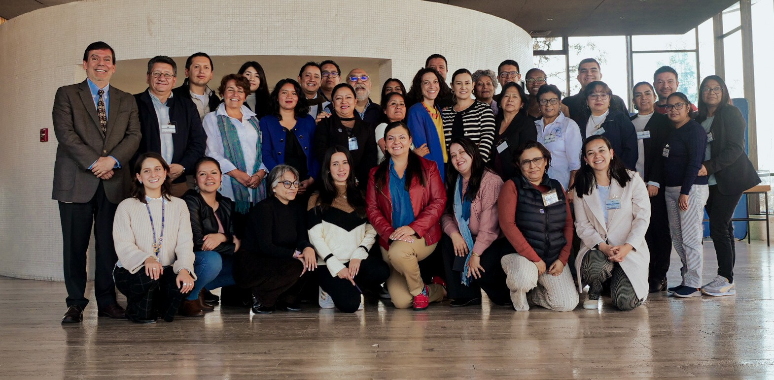 grupo de personas reunidas