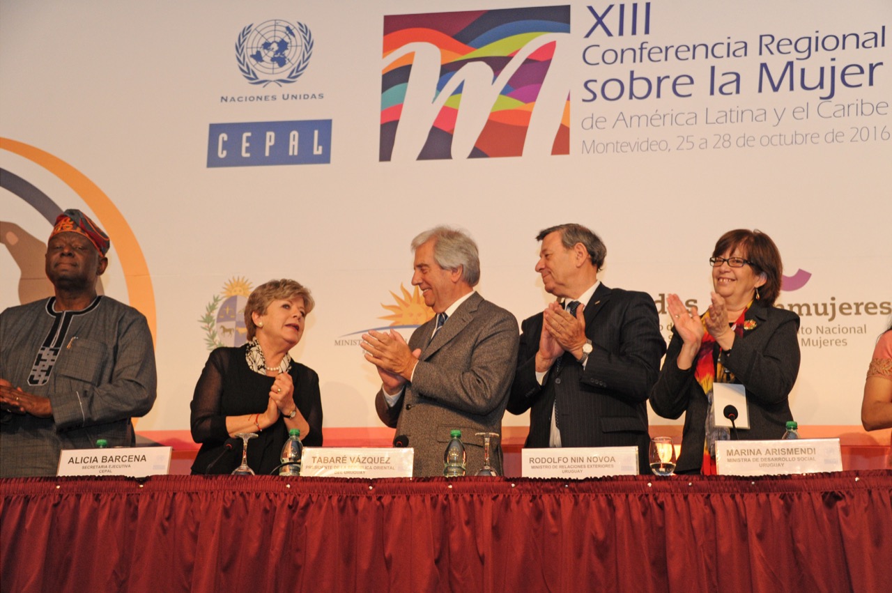 El ex Presidente Tabaré Vázquez y la Secretaria Ejecutiva de la CEPAL, Alicia Bárcena, junto a otras autoridades, durante la inauguración de la XIII Conferencia Regional sobre la Mujer de América Latina y el Caribe celebrada en 2016, en Montevideo, Uruguay.