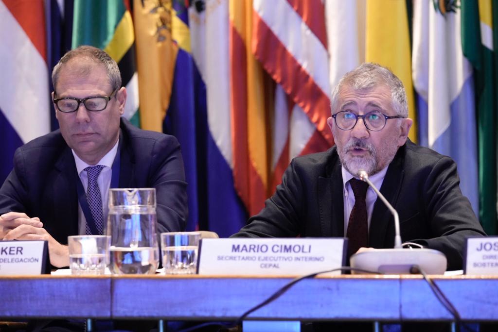 De izquierda a derecha: Ewout Sandker, Jefe de Cooperación de la Delegación de la Unión Europea en Chile, y Mario Cimoli, Secretario Ejecutivo Interino de la CEPAL.