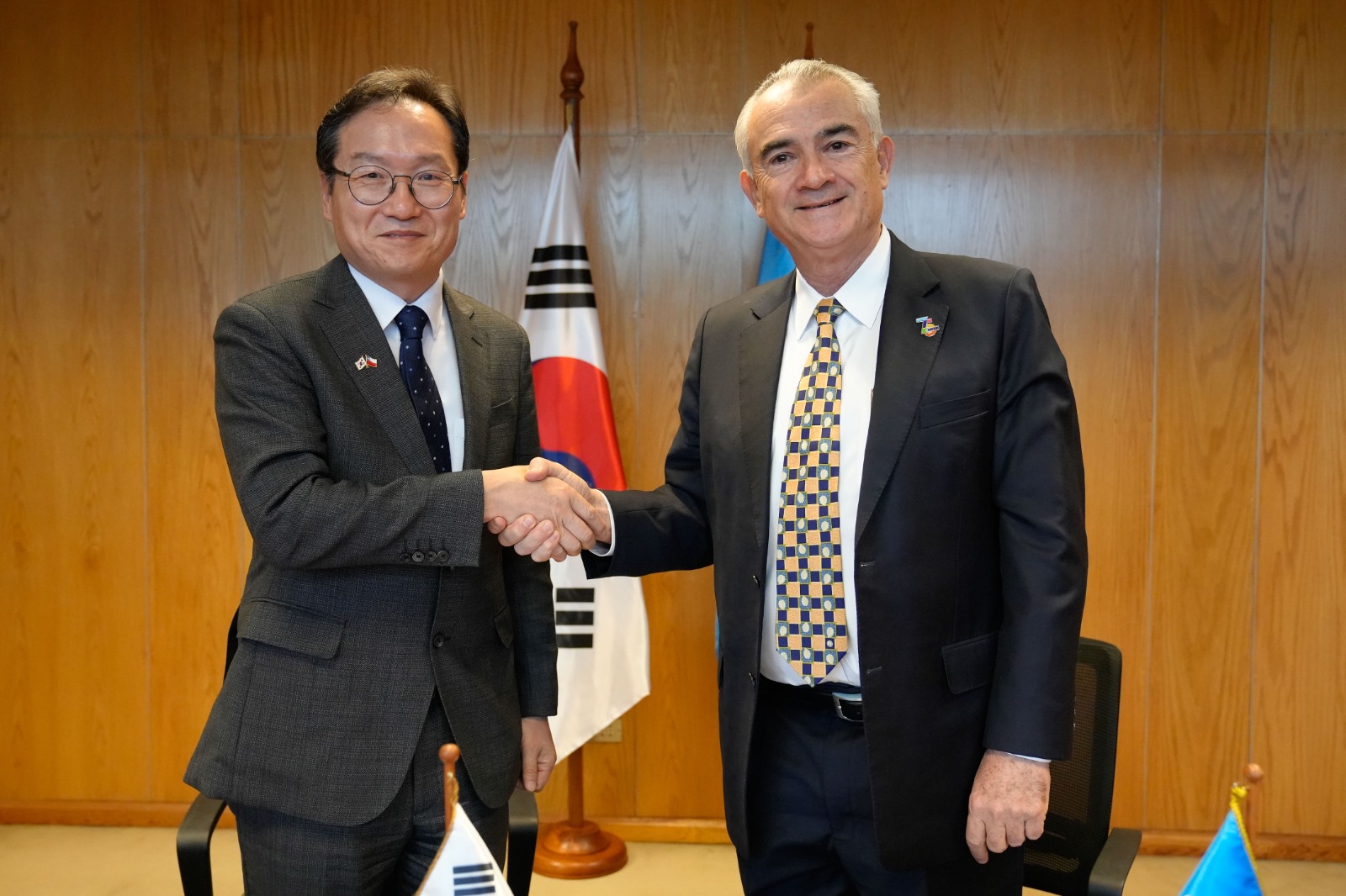 Kim Hak Jae, Embajador de la República de Corea en Chile, y José Manuel Salazar-Xirinachs, Secretari