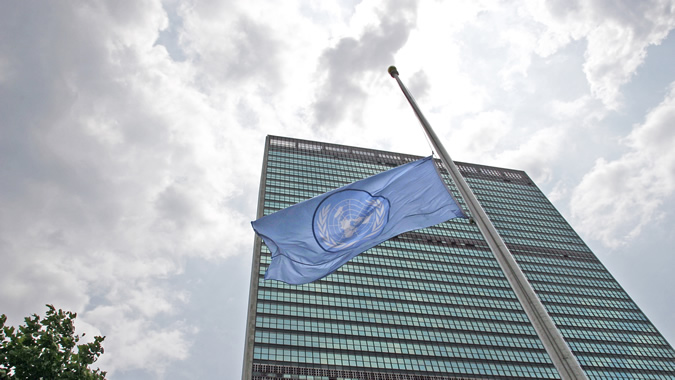 Bandera de las Naciones Unidas a media asta.