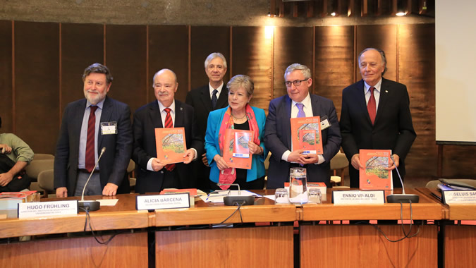 Panel participante en el lanzamiento del informe.
