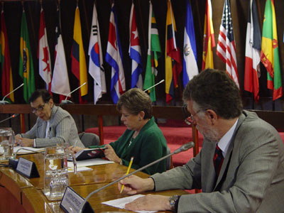 Maria da Conceição Tavares junto a Alicia Bárcena, Secretaria Ejecutiva de la CEPAL, y Antonio Prado, Secretario Ejecutivo Adjunto de la Comisión.