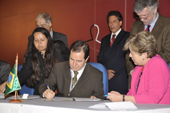 El Ministro de Ciencia y Tecnología de Brasil, Sérgio Machado Rezende, y la Secretaria Ejecutiva de la CEPAL, Alicia Bárcena, firmaron el acuerdo.