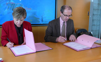 Alicia Bárcena, Secretaria Ejecutiva de la CEPAL, junto a Jacques Moineville, Director Ejecutivo a cargo de las Operaciones de la AFD, durante la firma del acuerdo entre ambas partes.