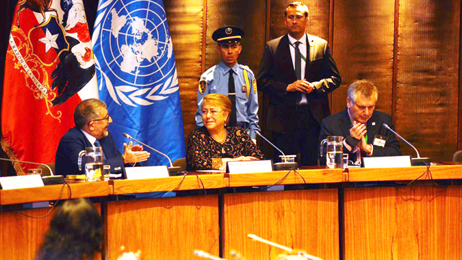 From left to right: Mario Cimoli, ECLAC’s Deputy Executive Secretary a.i; Michelle Bachelet, President of Chile; and Mario Hamuy, Chairman of Chile’s National Commission for Scientific and Technological Research (CONICYT).