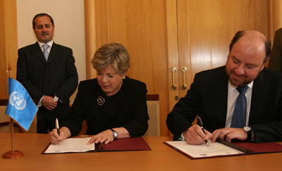 La Secretaria Ejecutiva de la CEPAL, Alicia Bárcena, y el Canciller chileno, Alfredo Moreno, firman un acuerdo de cooperación.