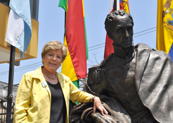 Alicia Bárcena, junto a la estatua de Simón Bolivar, en la sede de la CAN en Lima, Perú.