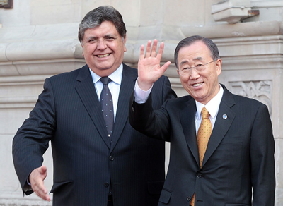 Alan García, Presidente de Perú (izq), junto a Ban Ki-moon, Secretario General de la ONU.