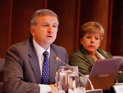 El Ministro de Hacienda de Chile, Felipe Larraín, durante su conferencia en la CEPAL. Lo acompaña la Secretaria Ejecutiva de la CEPAL, Alicia Bárcena.