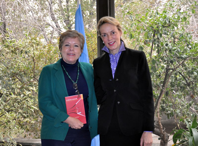 Alicia Bárcena, Secretaria Ejecutiva de la CEPAL, junto a María Emma Mejía, Secretaria General de la UNASUR.