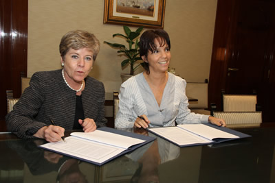 La Secretaria Ejecutiva de la CEPAL, Alicia Bárcena, y la Presidenta del Banco Central de la República Argentina, Mercedes Marcó del Pont, firmando el convenio de cooperación.