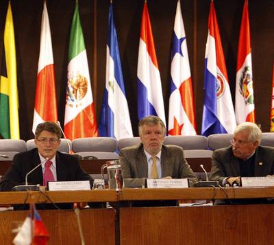 De izquierda a derecha: Alan Bojanic, Oficial a cargo de la Oficina Regional de la Organización de las Naciones Unidas para la Agricultura y la Alimentación (FAO), Antonio Prado, Secretario Ejecutivo Adjunto de la Comisión Económica para América Latina y el Caribe (CEPAL), y Víctor Villalobos, Director General del Instituto Interamericano de Cooperación para la Agricultura (IICA).