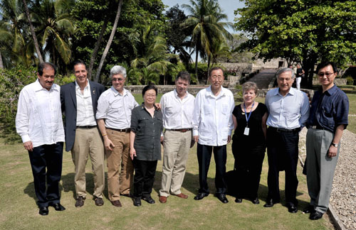 El Secretario General de la ONU, Ban Ki-moon, la Secretaria Ejecutiva de la CEPAL, Alicia Bárcena, y otros miembros de la comitiva durante la visita a Cartagena, Colombia.