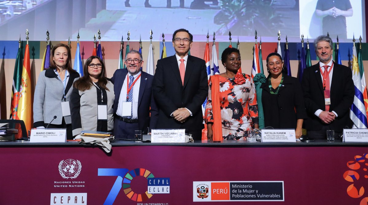 Fotografía del panel de inauguración de la tercera reunión de la Conferencia Regional sobre Población y Desarrollo.