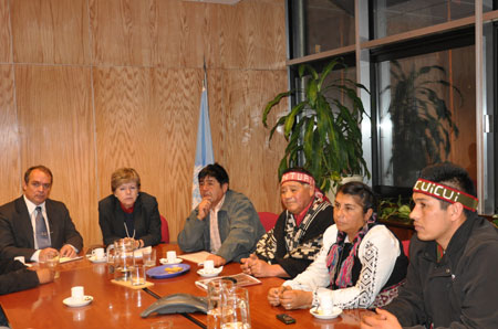 Los representantes de la Alianza Territorial Mapuche (de derecha a izquierda) Mijael Carvones Queipul, Sandra Meza Huencho, Longko Juan Catrillanca y Longko Juan Carlos Curinao, junto a Alicia Bárcena, Secretaria Ejecutiva de la CEPAL, y Amerigo Incalcaterra, Representante Regional para América del Sur del ACNUDH.
