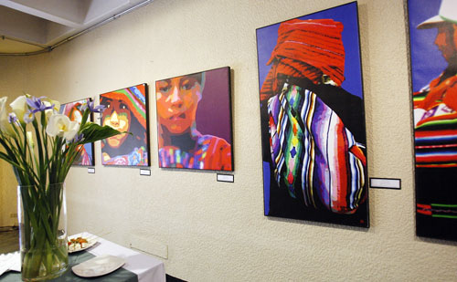Obras del pintor salvadoreño Nicolás Shi expuestas en la sede de la CEPAL en Santiago, Chile.