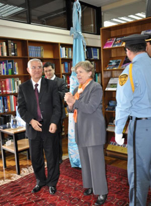 El Ministro de Relaciones Exteriores de Guatemala, Haroldo Rodas, y la Secretaria Ejecutiva de la CEPAL, Alicia Bárcena, tras haber colocado la condecoración en el estandarte de las Naciones Unidas.