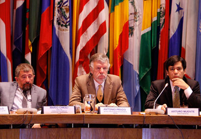 De izquierda a derecha: Mario Cimoli, Director de la División de Desarrollo Productivo y Empresarial de la CEPAL, Antonio Prado, Secretario Ejecutivo Adjunto de la CEPAL, y Arturo Muente, representante del Banco Mundial. De izquierda a derecha: Mario Cimoli, Director de la División de Desarrollo Productivo y Empresarial de la CEPAL, Antonio Prado, Secretario Ejecutivo Adjunto de la CEPAL, y Arturo Muente, representante del Banco Mundial.